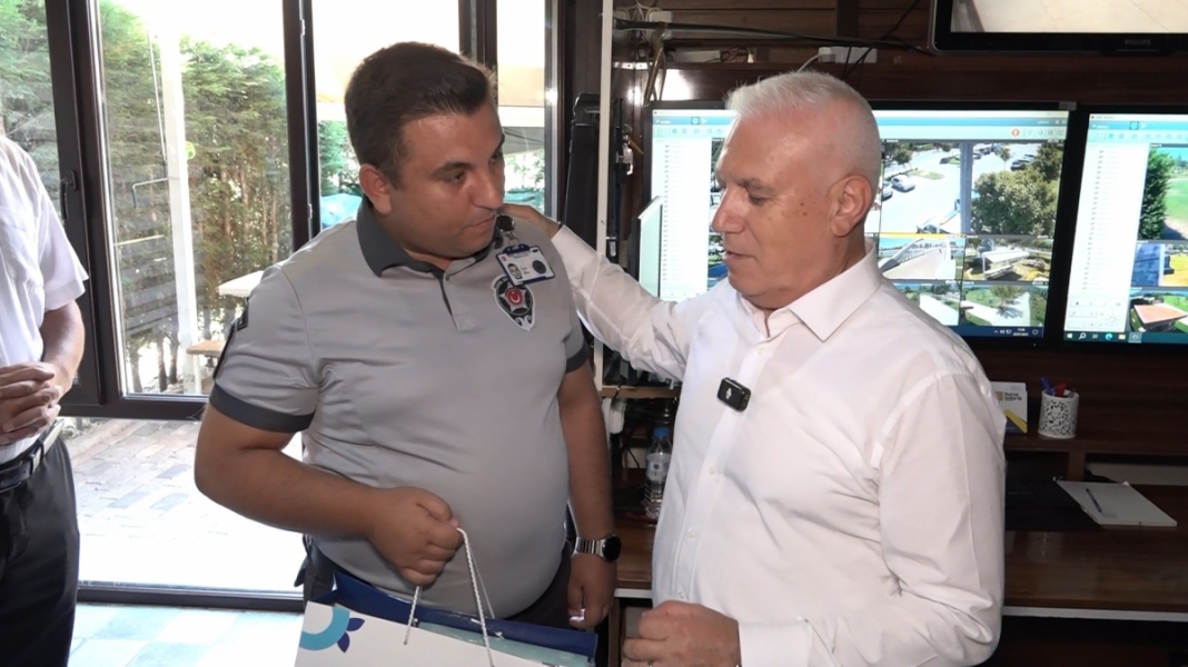 Mustafa Bozbey'den kahraman güvenlikçiye ödül! 