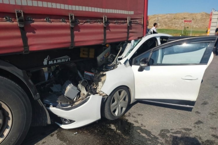 Otomobil tıra çarptı: 1 çocuk öldü, 5 kişi yaralandı
