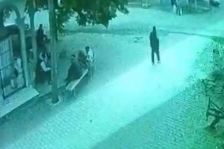  Bir elinde baston diğer elinde silahla köylülere kabusu yaşattı