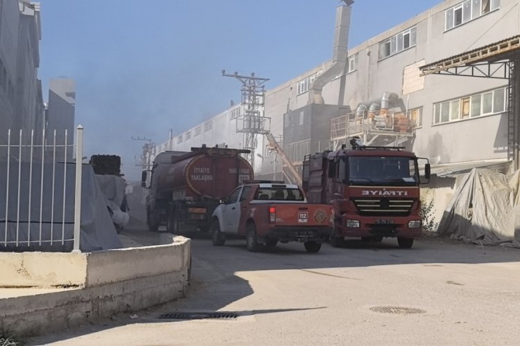  Bursa'da mobilya fabrikası alev alev yandı