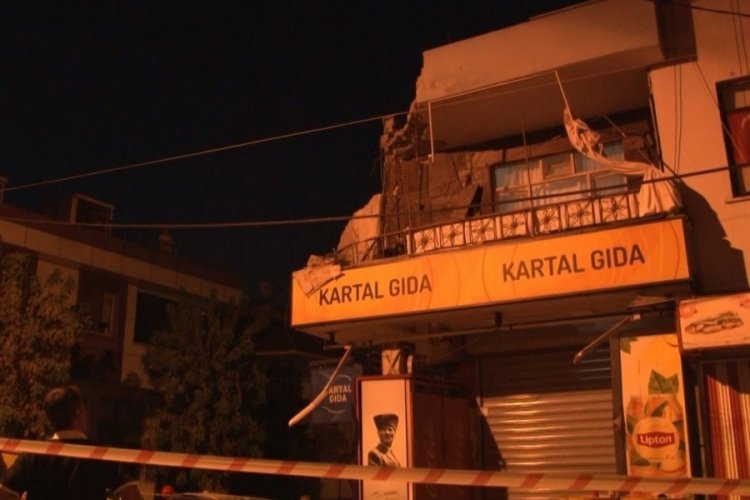 İki katlı binanın balkon duvarı çöktü! Faciadan dönüldü...