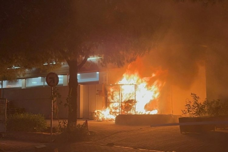  Menteşe'de yangın paniği: Çöp kutusu alev aldı