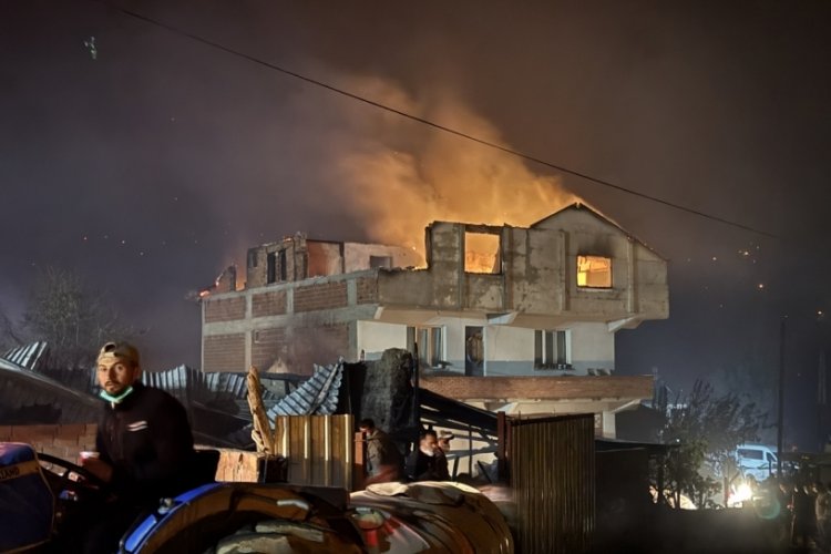 Orman yangının sıçradığı mahallede 3 ev kül oldu