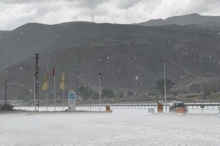 Sağanak yağış sele dönüştü!