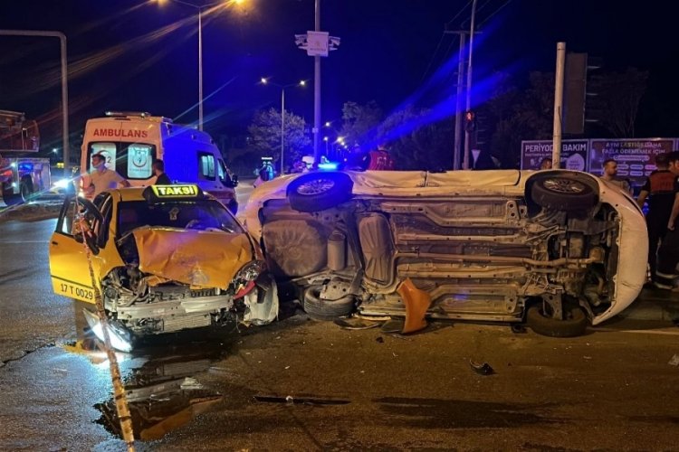 Çanakkale'de ticari taksi ve otomobil çarpıştı: 8 yaralı