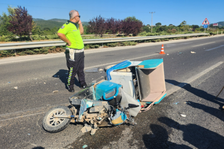 Bursa yolunda trafik kazası! Sürücü yola savruldu...