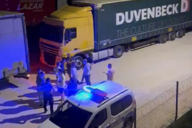 Bursa'da lüks sitenin önünde tır gerginliği! Her gün polislik oluyorlar...
