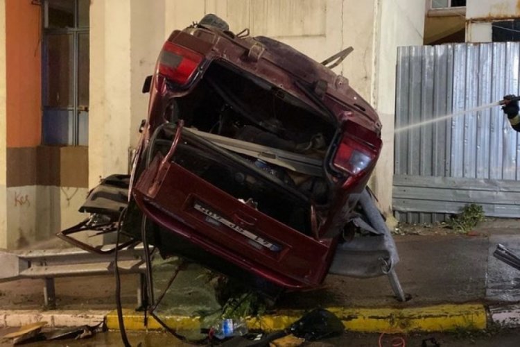 Otomobil, çarptığı bariyerde asılı kaldı!
