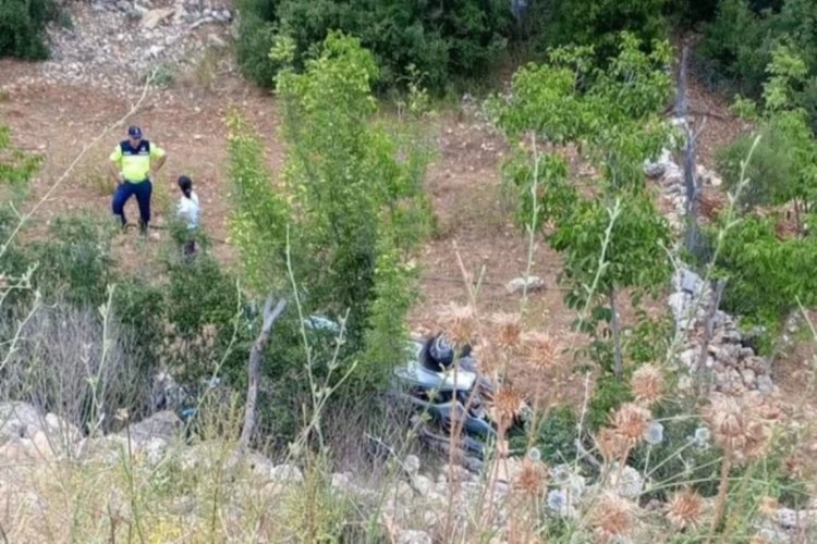 Otomobil şarampole yuvarlandı: 3 yaralı