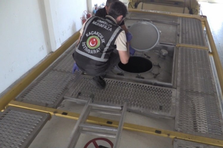 Boş tankerden 10 bine yakın kaçak elektronik sigara çıktı