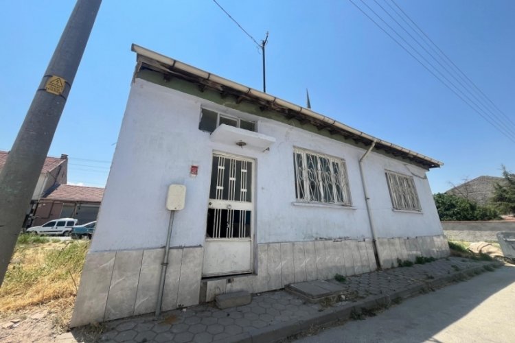Sahibi vefat eden eve levye ile girip yerleştiler