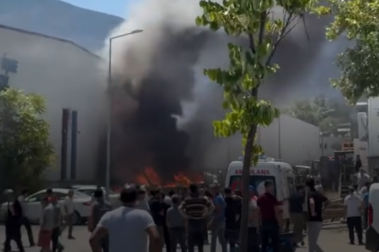 Bursa'da fabrika yangını! Kara dumanlar her yerden görülüyor...
