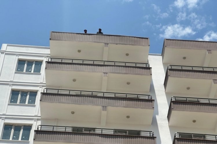 Paralarını alamadıklarını iddia eden iki işçi binanın tepesine çıktı