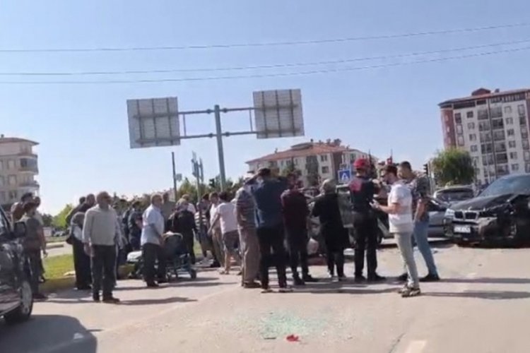 5 otomobilin karıştığı zincirleme kaza; yaralılar var