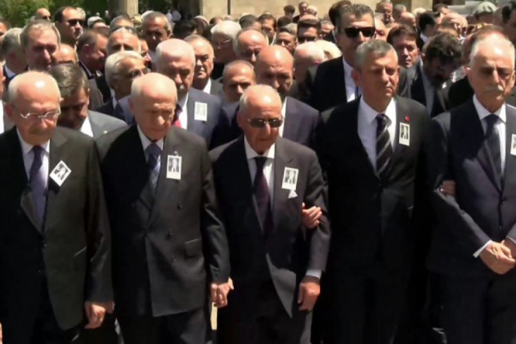Altan Öymen'in cenaze törenine damga vuran görüntü