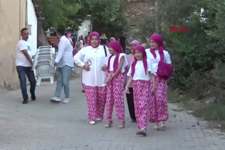 Şalvarını giyen kadınlar, tarihi mahallede eğlenceye koştu