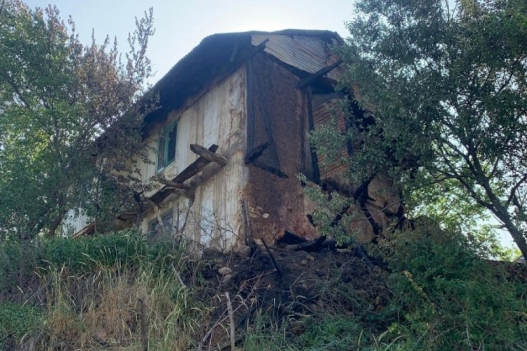 Yangında ahşap evi zarar gören 88 yaşındaki kadına yardım eli uzandı 