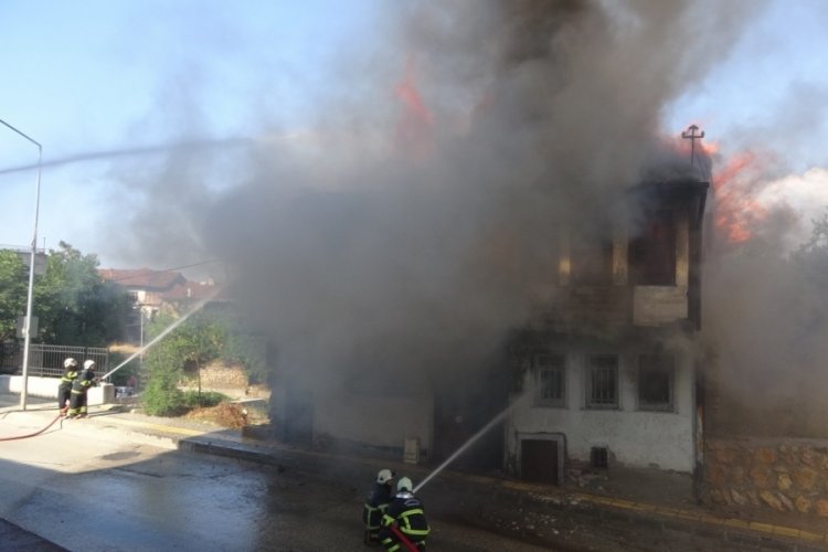 Tarihi külliyenin yanındaki metruk binada çıkan yangın korkuttu