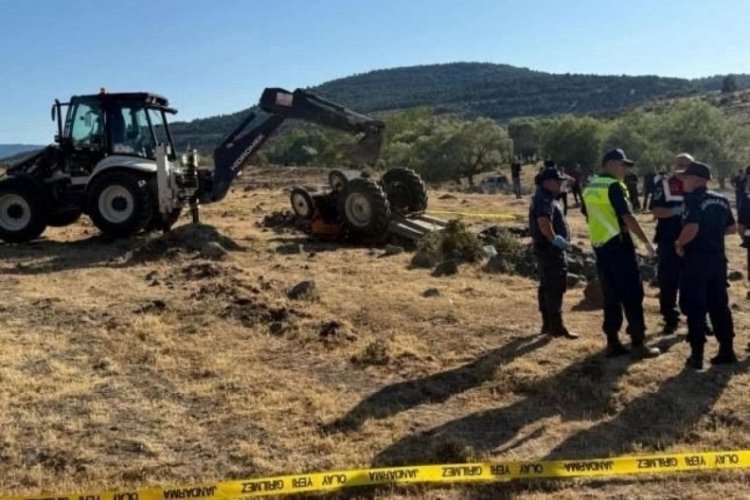 Tarlada devrilen traktörün altında kalan çift hayatını kaybetti