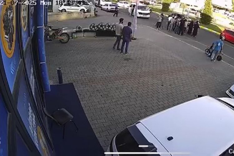 Otomobilin yaşlı adama çarptığı anlar kamerada