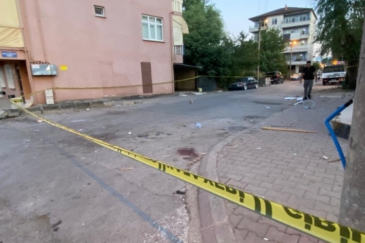 Ev baskınıyla başlayan kavgada sokak savaş alanına döndü
