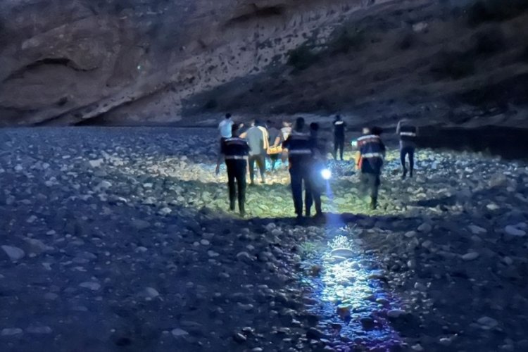 Serinlemek için çaya giren genç yaşamını yitirdi