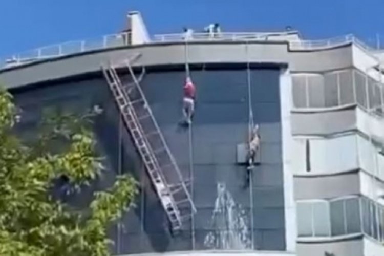 İki işçinin üzerinde çalıştığı iskelenin asma halatı koptu 