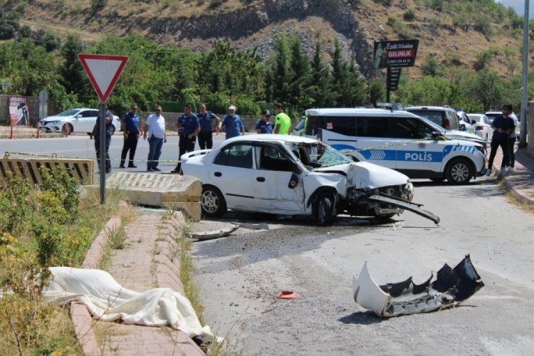 Yaşlı adam oracıkta can verdi: Kazanın şiddeti otomobilden belli oldu!