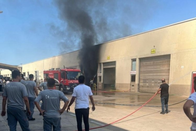 Bursa'da fabrika yangını otobüse sıçradı: Kullanılamaz hale geldi!