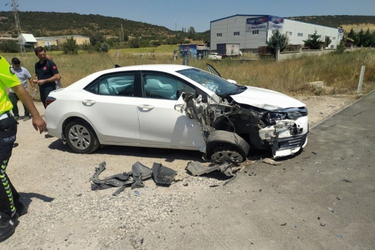 Otomobil radar uygulaması yapan polis aracına çarptı: 1'i polis 2 yaralı