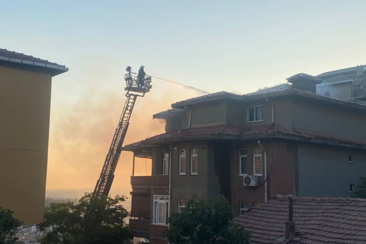 3 katlı binanın çatısı alev alev yandı