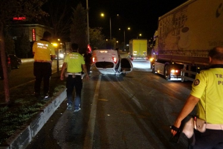 Refüje çarparak ters dönen araçtan burnu kanamadan çıktı