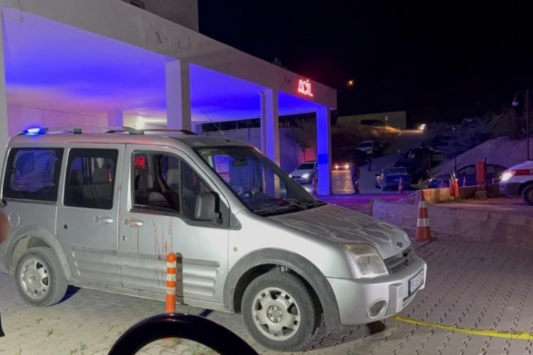 Tabanca kazara ateş aldı: Otomobil kanlar içerisinde kaldı...