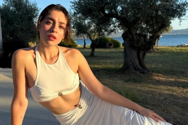 Cemre Baysel'den şezlong pozu geldi!