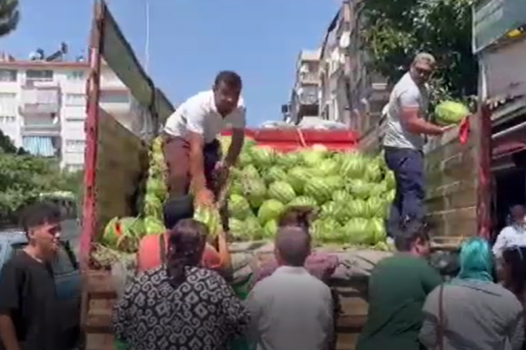 Babasının ölüm yıl dönümünde dağıttığı şey şaşırttı!