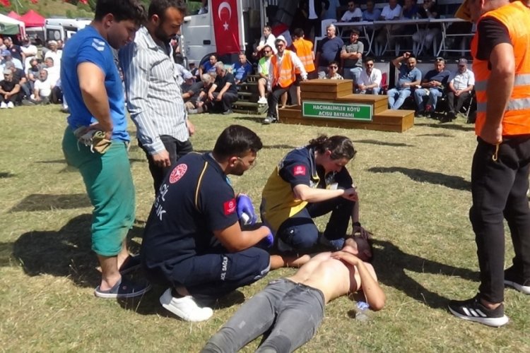 Pehlivan seyirciyi rakibi sandı! O anlar kamerada...