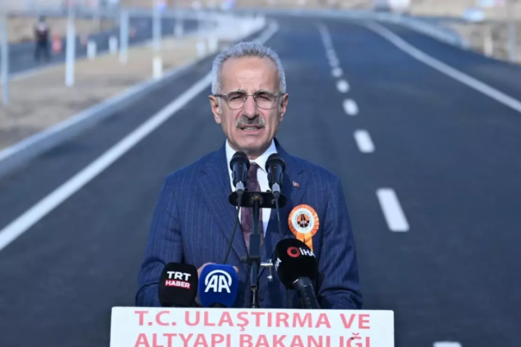 Bakan Uraloğlu duyurdu: 2,5 saatlik yol 36 dakikaya iniyor