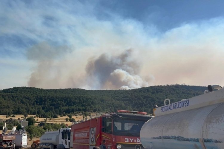 Alevlerin ortasında kalan ekipler mağaraya sığındı
