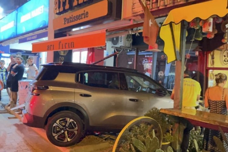 Gazla freni karıştırdı, pastaneye daldı!