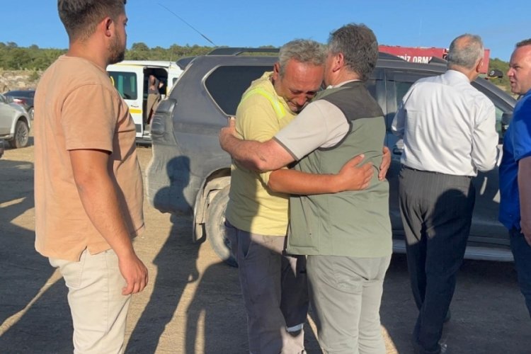 Alevlerin arasından kurtulduktan sonra ağlayarak müdürüne sarıldı