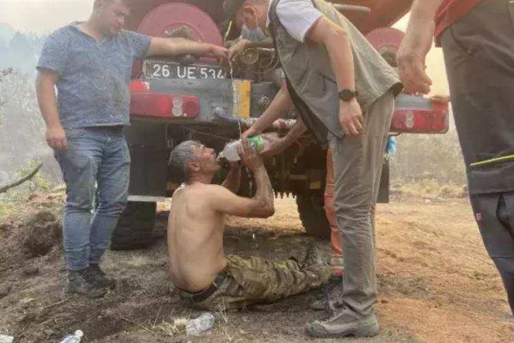Alevlerin arasından kurtarılan orman işçisinin görüntüsü ortaya çıktı!