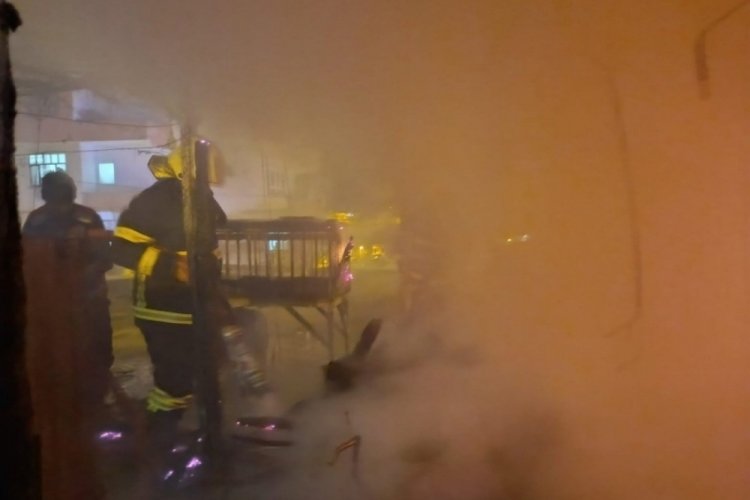 Fırına ait odunlar yanarak küle döndü