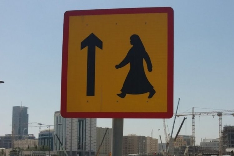 Yeni trafik levhası şaşırttı: Bir bakan bir daha baktı