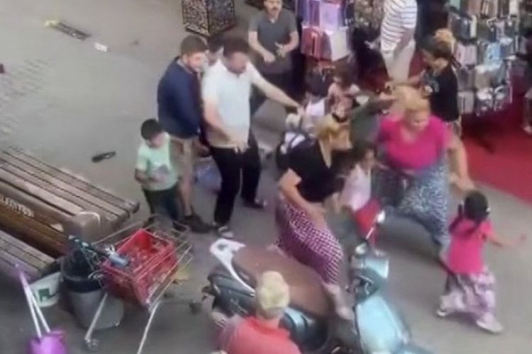Kadınların kavgası kamerada: Saçından tutup yerde sürüklediler