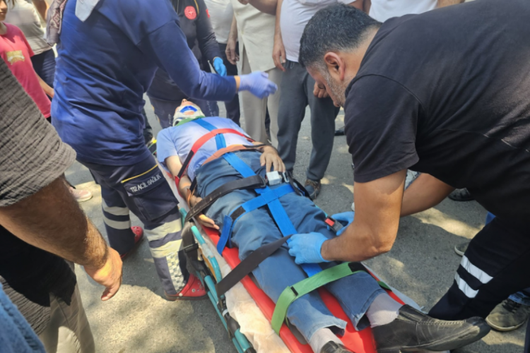 Bursa'da trafik kazası: Yaşlı adam yere savruldu...