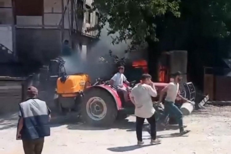 Anız yangını rüzgarın etkisi ile eve sıçradı