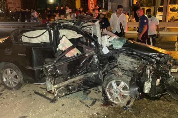 Köprü ayağına çarpan otomobil hurdaya döndü: 2 ağır yaralı