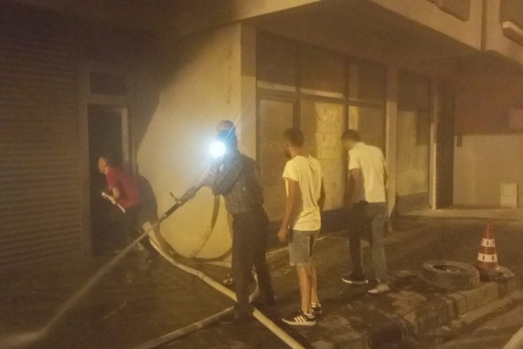 İş yerinde yangın paniği: Dumanlar apartmanı sardı
