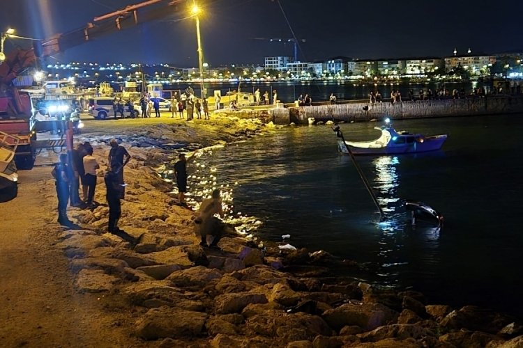 Silivri'de park halindeki araç denize uçtu