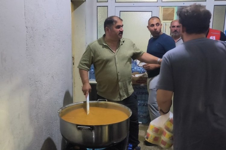 Yangın bölgesindeki muhtar köye gelen yardım ekibine çorba yaptı
